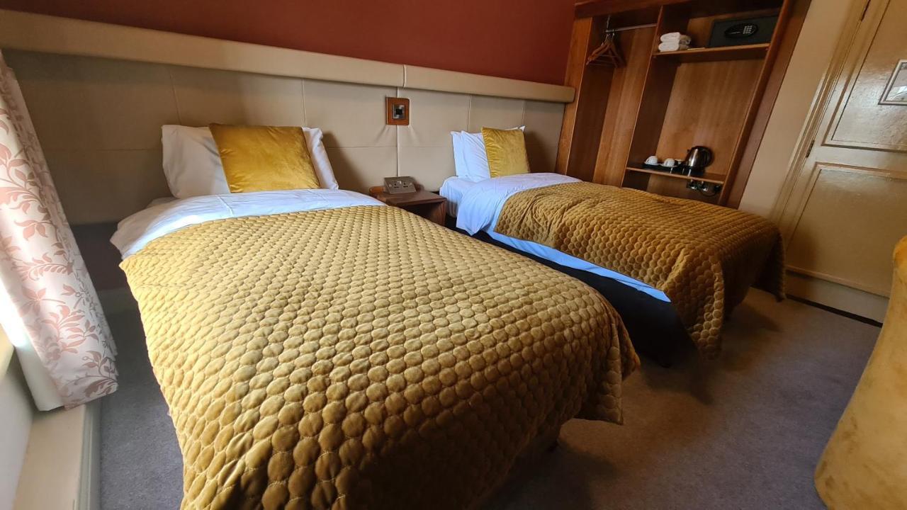 The Farnham Arms Hotel 캐번 외부 사진