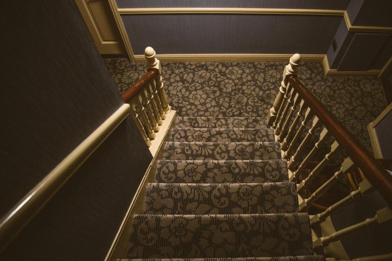 The Farnham Arms Hotel 캐번 외부 사진